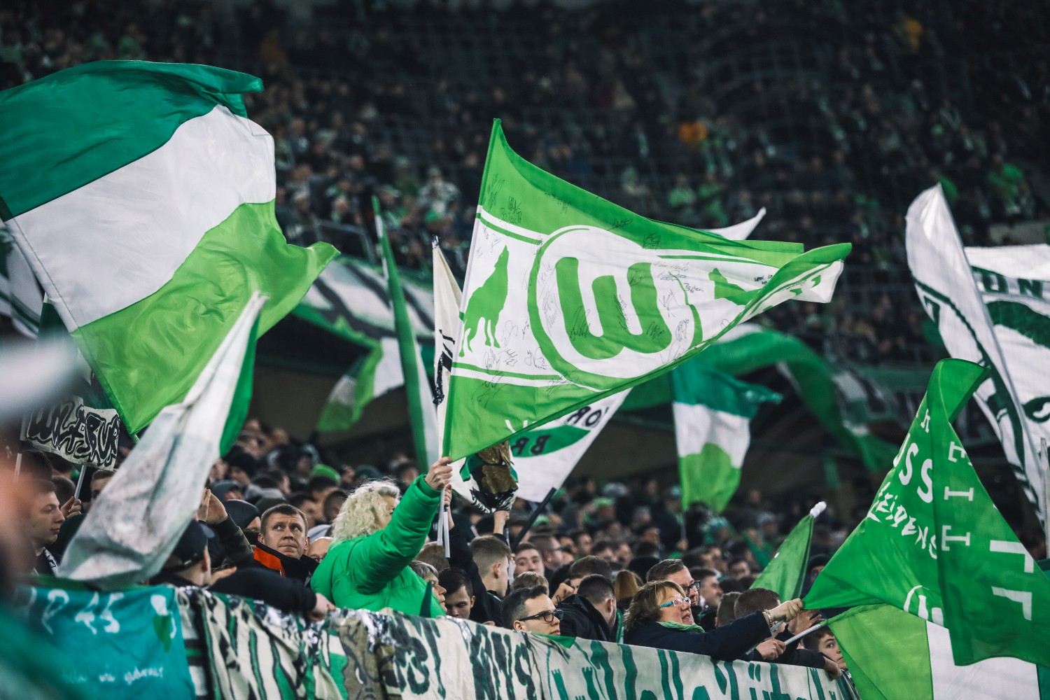HLV Van Bommel - Cựu sao Bundesliga - đã về với Wolfsburg