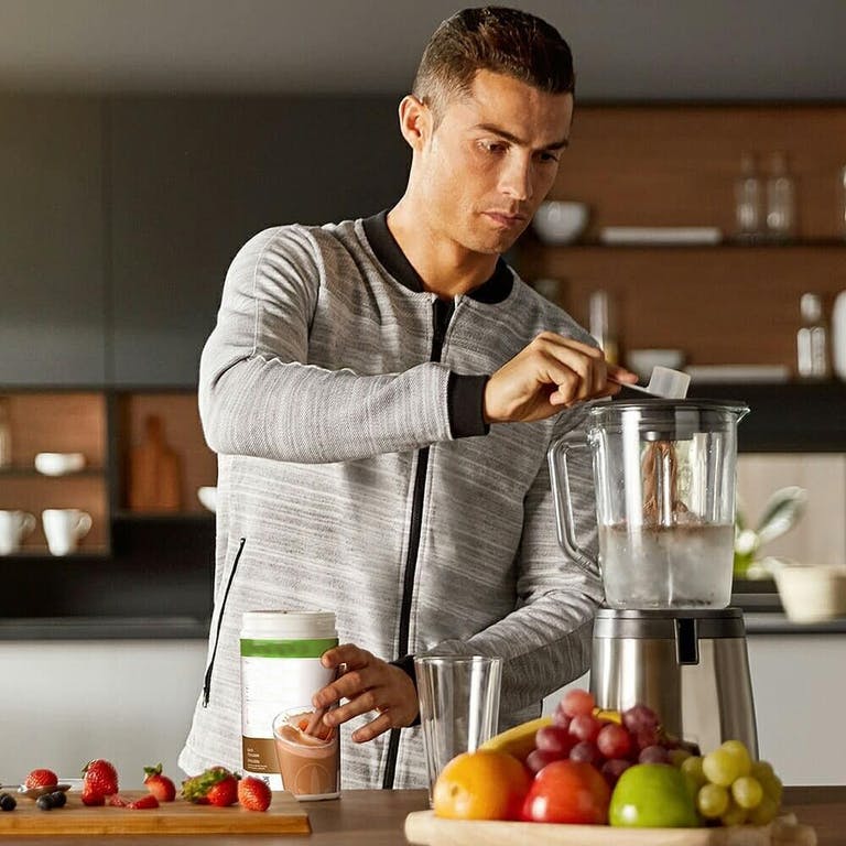 Bữa ăn sáng đầy đủ dinh dưỡng cho một cầu thủ bóng đá