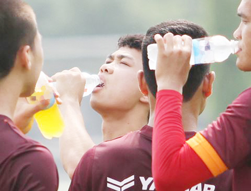 Nước uống cho cầu thủ bóng đá gồm những thành phần đặc bạn cần lưu ý