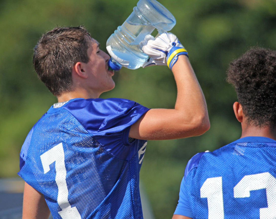 Tầm quan trọng đặc biệt của nước uống đối với các cầu thủ bóng đá