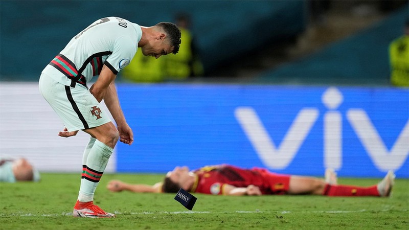 Cristiano Ronaldo bị chỉ trích vì ném băng đội trưởng