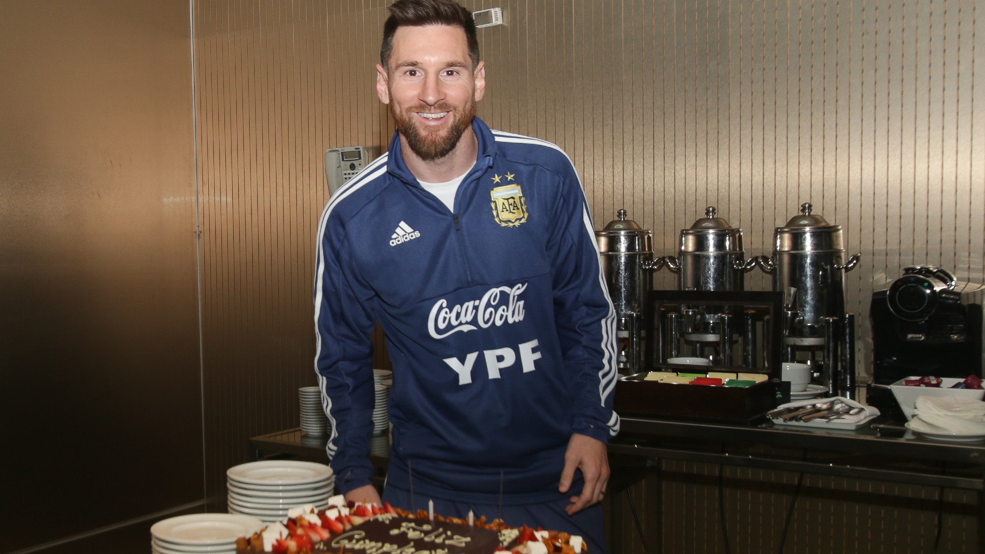 Lionel Messi đón sinh nhật khi đang buồn ngủ